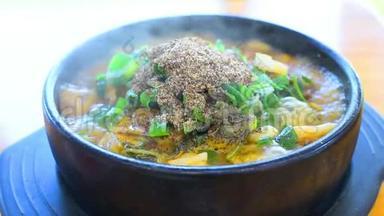 韩国菜，热煮汤，骨头汤上的猪肉，韩国菜
